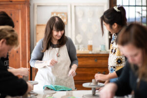 Paola Nard, la ceramista di Sedico che insegna ai bambini il valore del fare