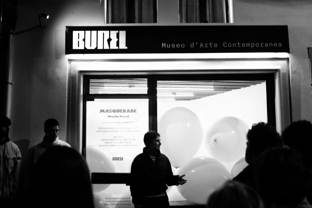 Masquerade: i palloncini di Martin Creed riempiono il Burel