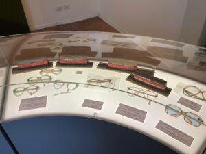 Cinder goggles, quando gli occhiali sfidavano scintille e fumo