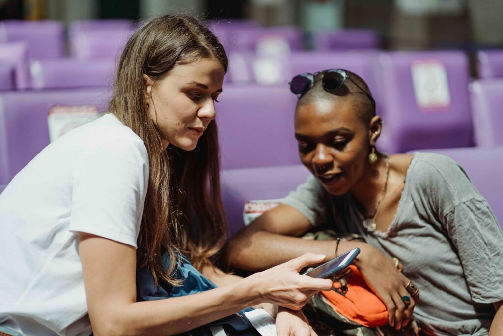 Fuga dei giovani, il dibattito si riaccende 