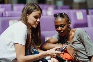 Fuga dei giovani, il dibattito si riaccende 