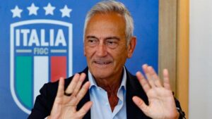 Gravina, scendi da quella sedia, c…!