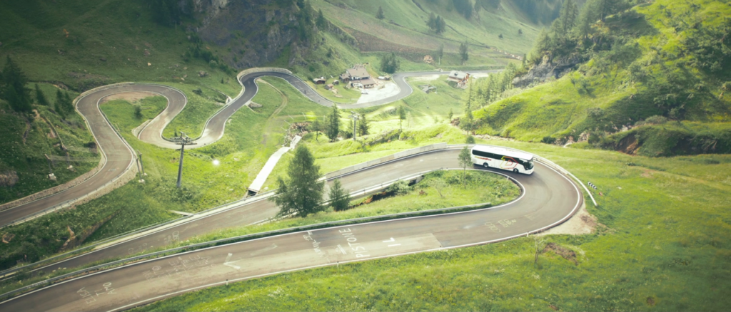 Dolomiti Bus: più corse per i passi dolomitici e la Val Cordevole