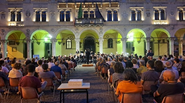 L’armonia della Filarmonica incanta il centro di Belluno