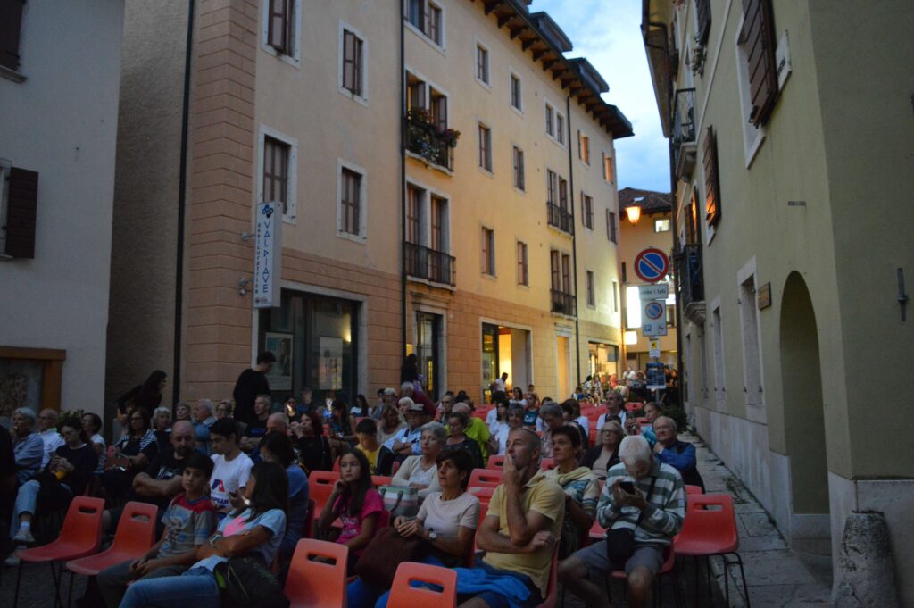 Il cinema all’aperto anima il centro storico di Agordo