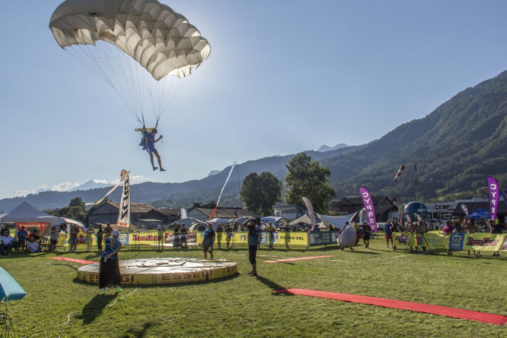 Paracadutisti in competizione nei cieli di Belluno