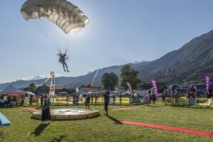 Paracadutisti in competizione nei cieli di Belluno